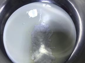  酸奶中加入糖粉搅拌均匀。