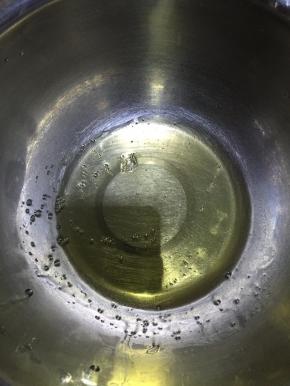 吉利丁片放冷水中软化后滤干水分，隔热水融化成液体。