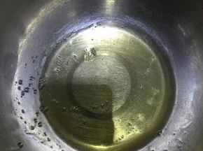 吉利丁片放冷水中软化后滤干水分，隔热水融化成液体。