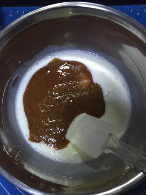 将樱桃糊倒入酸奶中搅拌均匀。