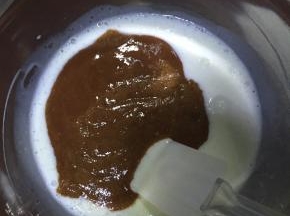 将樱桃糊倒入酸奶中搅拌均匀。