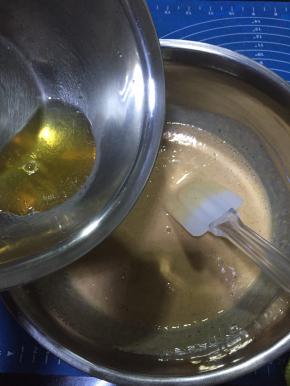 吉利丁液倒入樱桃酸奶糊中，搅拌均匀。