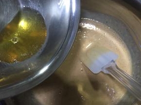 吉利丁液倒入樱桃酸奶糊中，搅拌均匀。