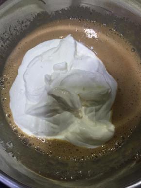 将淡奶油倒入樱桃酸奶糊中翻拌均匀，慕斯糊就做好了。