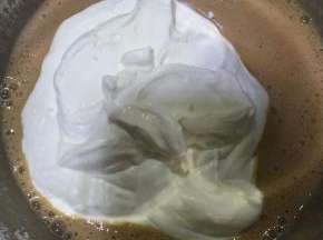 将淡奶油倒入樱桃酸奶糊中翻拌均匀，慕斯糊就做好了。