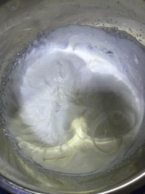 淡奶油用电动打蛋器打发到8成，有显著纹路可以缓慢流动即可。