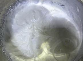 淡奶油用电动打蛋器打发到8成，有显著纹路可以缓慢流动即可。