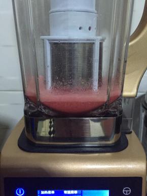 蛋糕冷却期间制作慕斯糊，把腌好的樱桃放入料理机打碎，我用了30秒时间。