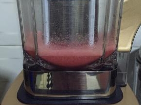 蛋糕冷却期间制作慕斯糊，把腌好的樱桃放入料理机打碎，我用了30秒时间。