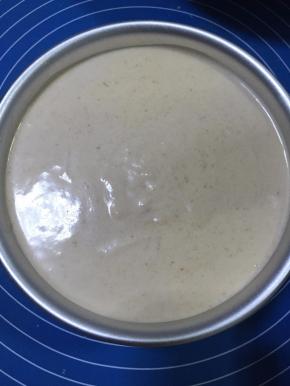 将第二个蛋糕片放入模具，倒入剩余1/2慕斯糊，抹平表面，放入冰箱冷藏6小时以上。