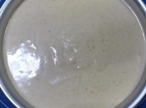 将第二个蛋糕片放入模具，倒入剩余1/2慕斯糊，抹平表面，放入冰箱冷藏6小时以上。