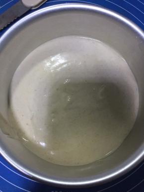 戚风切成2个厚度一样的蛋糕片，先讲一片蛋糕置于模具底部，倒入1/2慕斯糊，用刮刀抹平表面。