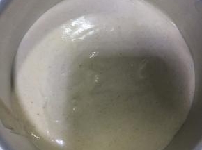 戚风切成2个厚度一样的蛋糕片，先讲一片蛋糕置于模具底部，倒入1/2慕斯糊，用刮刀抹平表面。