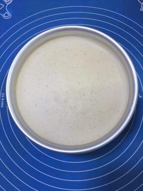 冷藏好的慕斯蛋糕，脱模前用电吹风沿模具外圈吹一周，把底部慢慢往上推即可轻松脱离模具。