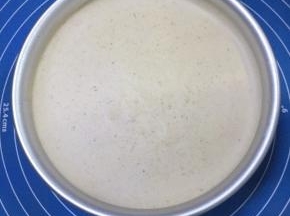 冷藏好的慕斯蛋糕，脱模前用电吹风沿模具外圈吹一周，把底部慢慢往上推即可轻松脱离模具。