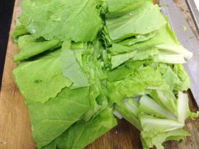 然后用刀把菜切好