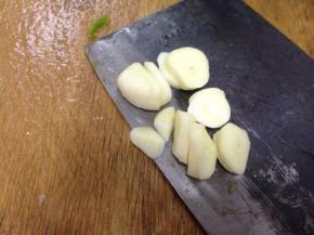 大蒜切成片或切碎