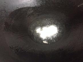 锅里倒入适量的油，把大蒜炒香然后用切段