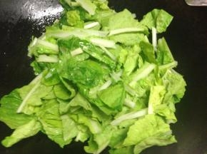 加入切好的菜秧翻炒