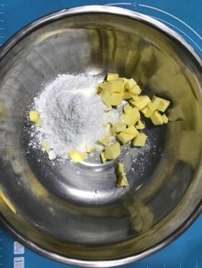 分别制做2种饼干面团，首先制作原味面团。黄油切小块软化后加入糖粉，搅拌均匀。