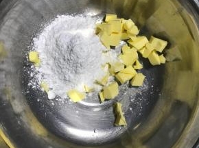 分别制做2种饼干面团，首先制作原味面团。黄油切小块软化后加入糖粉，搅拌均匀。