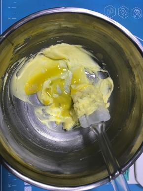 分3次加入鸡蛋液，每次都需要完全搅拌均匀后方可再次加入，避免油水分离。