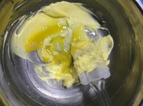 分3次加入鸡蛋液，每次都需要完全搅拌均匀后方可再次加入，避免油水分离。