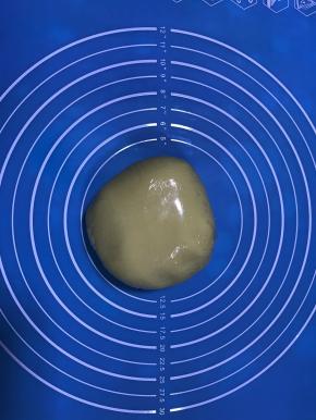 拌好的原味面团包裹保鲜膜放入冰箱冷藏。