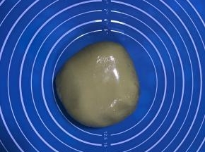 拌好的原味面团包裹保鲜膜放入冰箱冷藏。