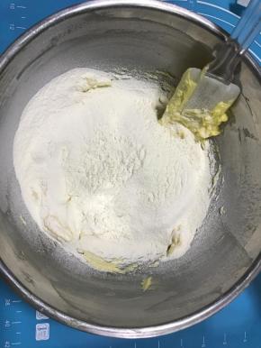 筛入低筋面粉，用刮刀搅拌均匀成无干粉的面团。