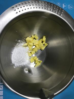 原味面团冷藏期间来做抹茶面团，跟之前原味面团制作过程一样，黄油切小块软化后加入糖粉，搅拌均匀。
