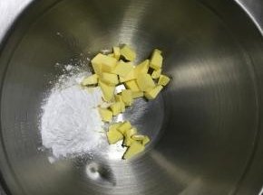 原味面团冷藏期间来做抹茶面团，跟之前原味面团制作过程一样，黄油切小块软化后加入糖粉，搅拌均匀。