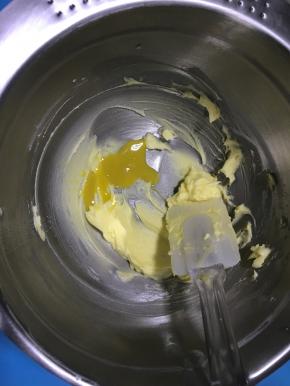 分3次加入鸡蛋液，每次都需要完全搅拌均匀后方可再次加入，避免油水分离。