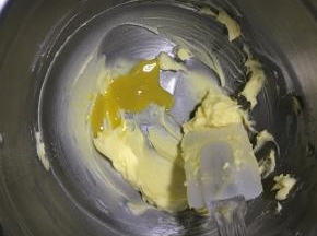 分3次加入鸡蛋液，每次都需要完全搅拌均匀后方可再次加入，避免油水分离。