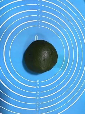 拌好的抹苛面团同样包裹保鲜膜放入冰箱冷藏。