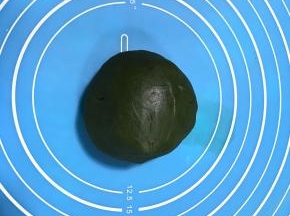 拌好的抹苛面团同样包裹保鲜膜放入冰箱冷藏。