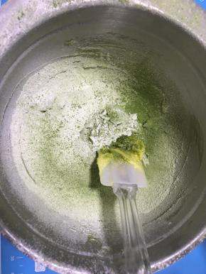 筛入低筋面粉和抹茶粉，用刮刀搅拌均匀无干粉的面团。