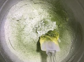 筛入低筋面粉和抹茶粉，用刮刀搅拌均匀无干粉的面团。