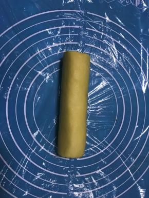 此时将原味面团取出，预留1/3单独用保鲜膜包裹放冰箱冷藏，其余2/3揉成圆柱体用保鲜膜包裹放冰箱冷冻30分钟。