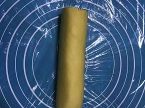 此时将原味面团取出，预留1/3单独用保鲜膜包裹放冰箱冷藏，其余2/3揉成圆柱体用保鲜膜包裹放冰箱冷冻30分钟。