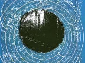 将抹茶面团取出，上下铺保鲜膜，用擀面杖把面团擀开，大小以能包裹住原味面团为宜。