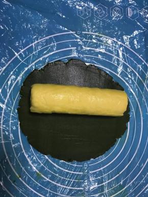 冷冻好的原团从冰箱取出，放到原味面团上。