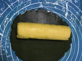 冷冻好的原团从冰箱取出，放到原味面团上。