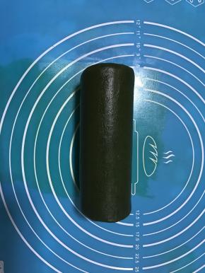将抹茶面团包裹住原味面团，放冰箱冷冻1小时。