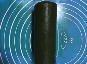 将抹茶面团包裹住原味面团，放冰箱冷冻1小时。