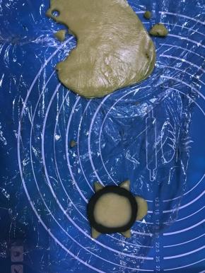 冻好的饼干面团切片，之前预留的1/3原味面团擀开后用小刀切成需要的形状，安在饼干面团上，这样一个乌龟造型的饼干胚就出来了。