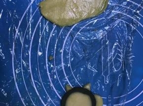 冻好的饼干面团切片，之前预留的1/3原味面团擀开后用小刀切成需要的形状，安在饼干面团上，这样一个乌龟造型的饼干胚就出来了。