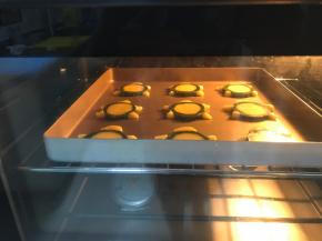 放入预热好的烤箱中层，170度，上下火，15分钟左右即可。