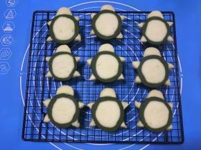 烤好的饼干放晒网上冷却，同时将黑巧克力将入裱花袋，隔热水融化。