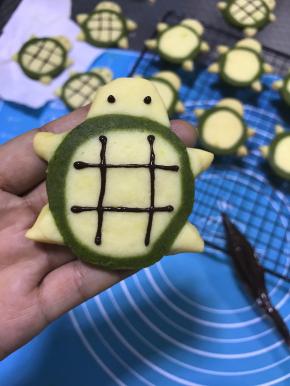 饼干冷却后，画出想要的图案。